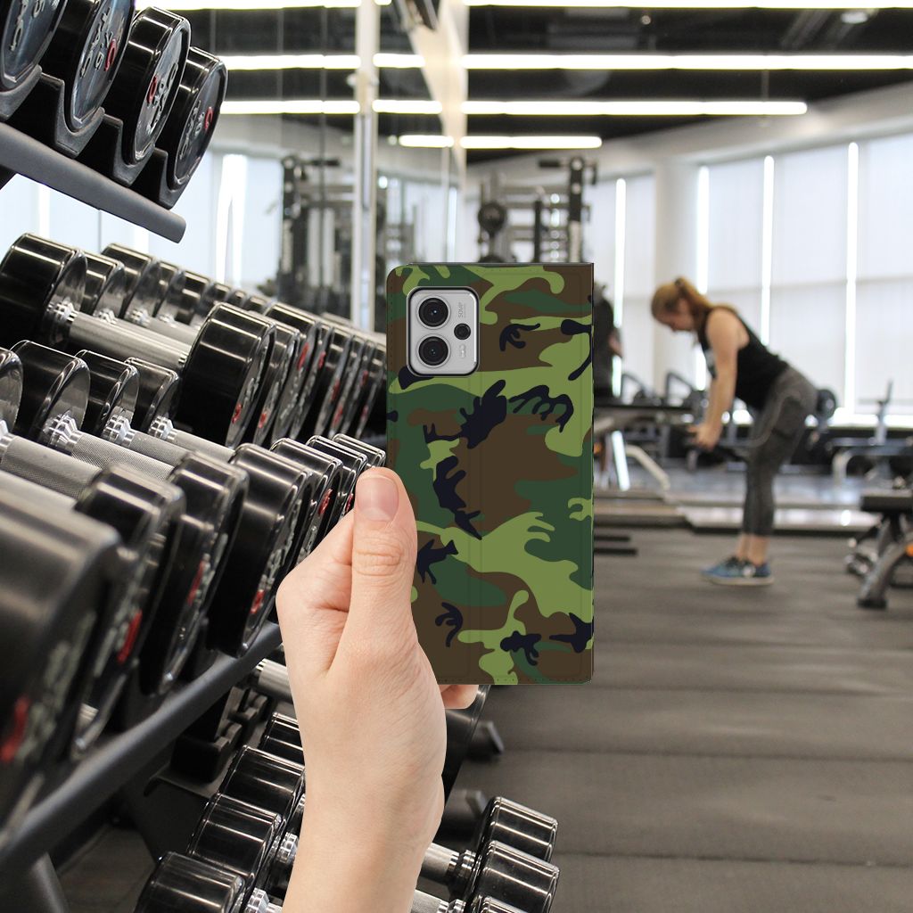 Motorola Moto G13 | G23 Hoesje met Magneet Army Dark camouflage design hand fitness