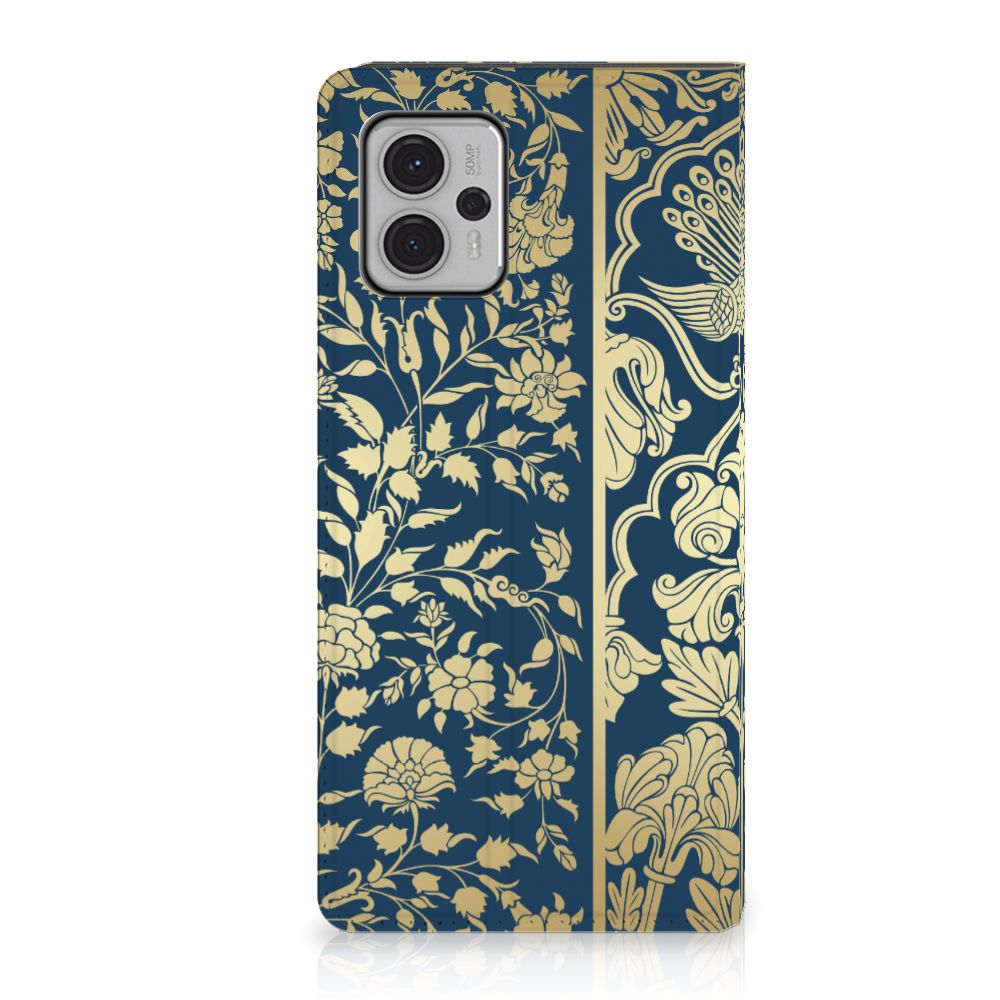 Motorola Moto G13 | G23 Smart Cover Beige Flowers met een elegant design op donkerblauwe achtergrond.