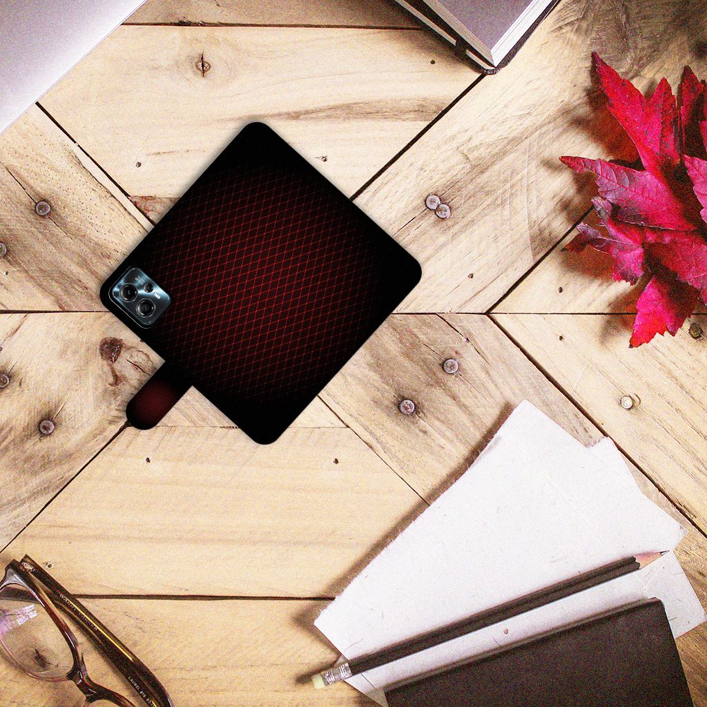 Motorola Moto G13 | G23 Telefoon Hoesje Geruit Rood op een houten tafel met kantoorbenodigdheden.