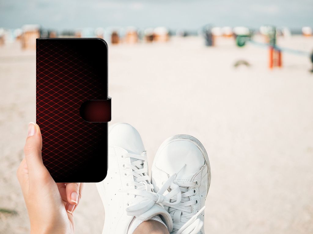 Motorola Moto G13 | G23 Telefoon Hoesje Geruit Rood in hand met sneakers op het strand