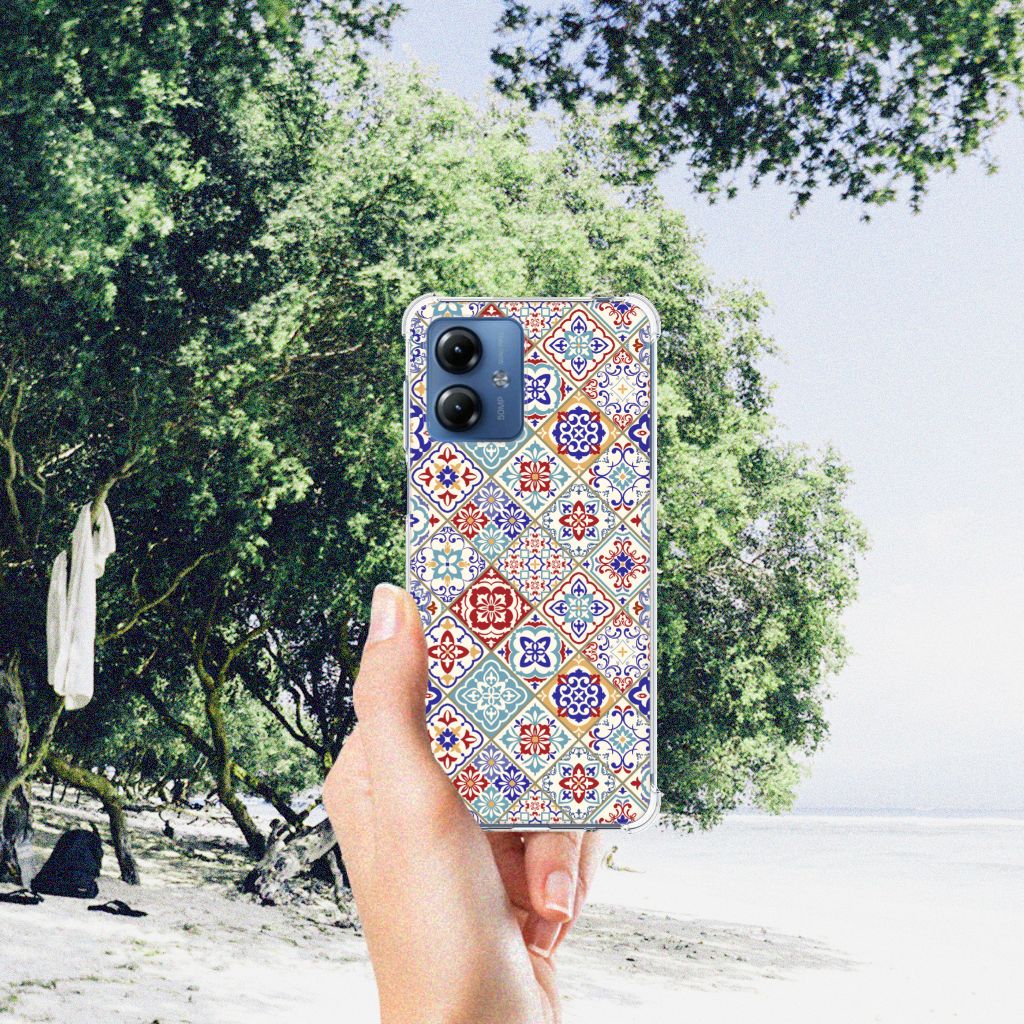 Motorola Moto G14 Anti-Shock Hoesje Tiles Color hand telefoonhoesje design kleurrijk aanzicht