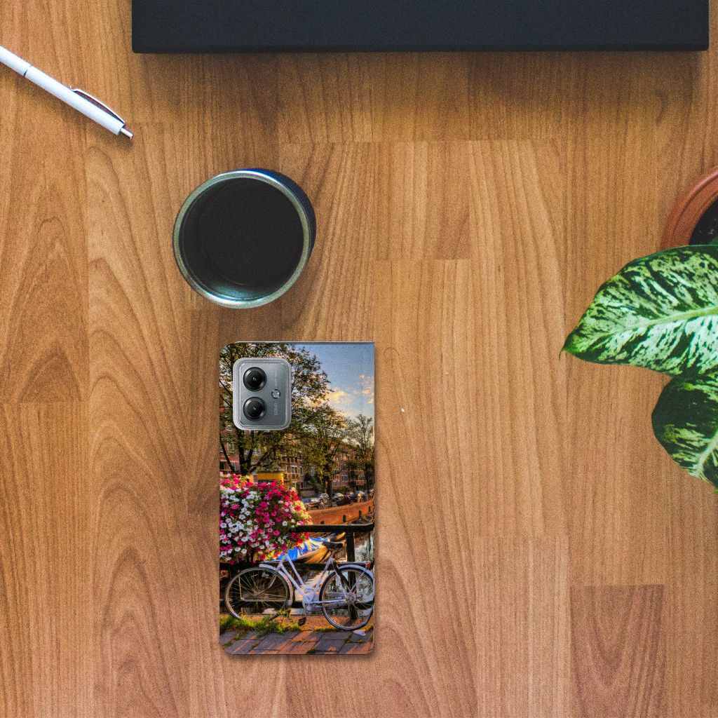 Motorola Moto G14 Book Cover Amsterdamse Grachten met bloemen en fiets op een houten tafel 🌷