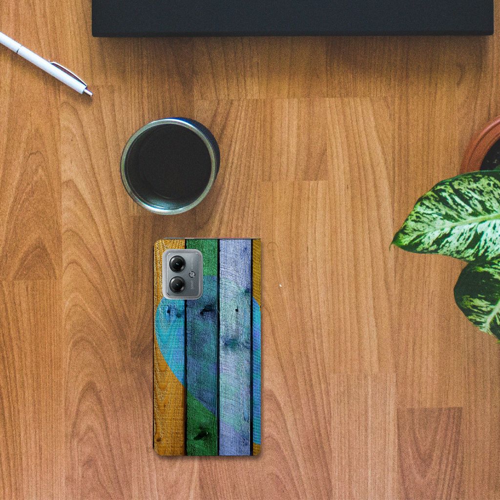 Motorola Moto G14 Book Wallet Case Wood Heart Hoesje kleurvol design bovenzijde