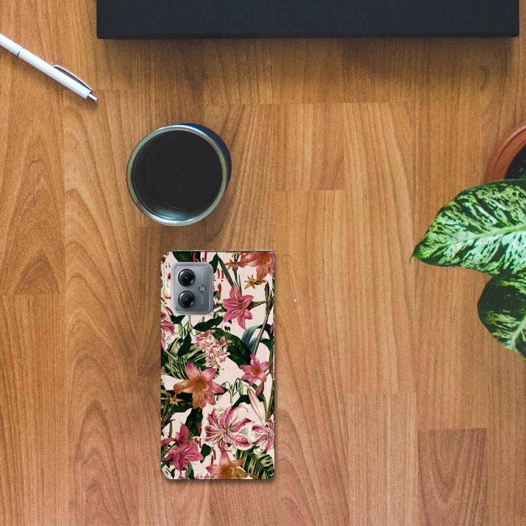 Motorola Moto G14 Smart Cover Flowers met paarswitte bloemen en groene bladeren voor stijl en bescherming 🌸