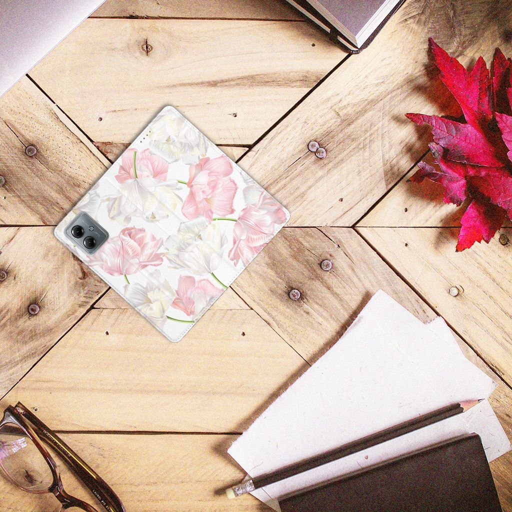 Motorola Moto G14 Smart Cover Lovely Flowers op een houten tafel met notebooks en brillen. 🌸