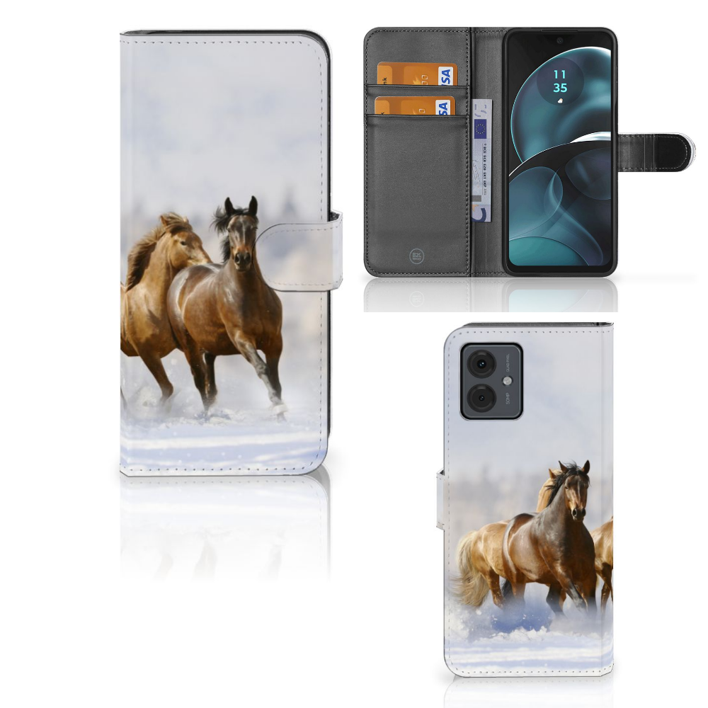 Motorola Moto G14 Telefoonhoesje met Pasjes Paarden, elegant design met paarden in de sneeuw, biedt bescherming en gebruiksgemak.