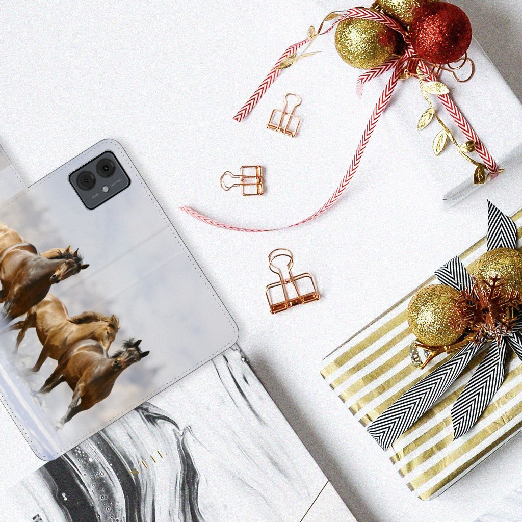 Motorola Moto G14 Telefoonhoesje met Pasjes Paarden op een tafel met cadeau🎁, rustige uitstraling en gebruiksgemak.