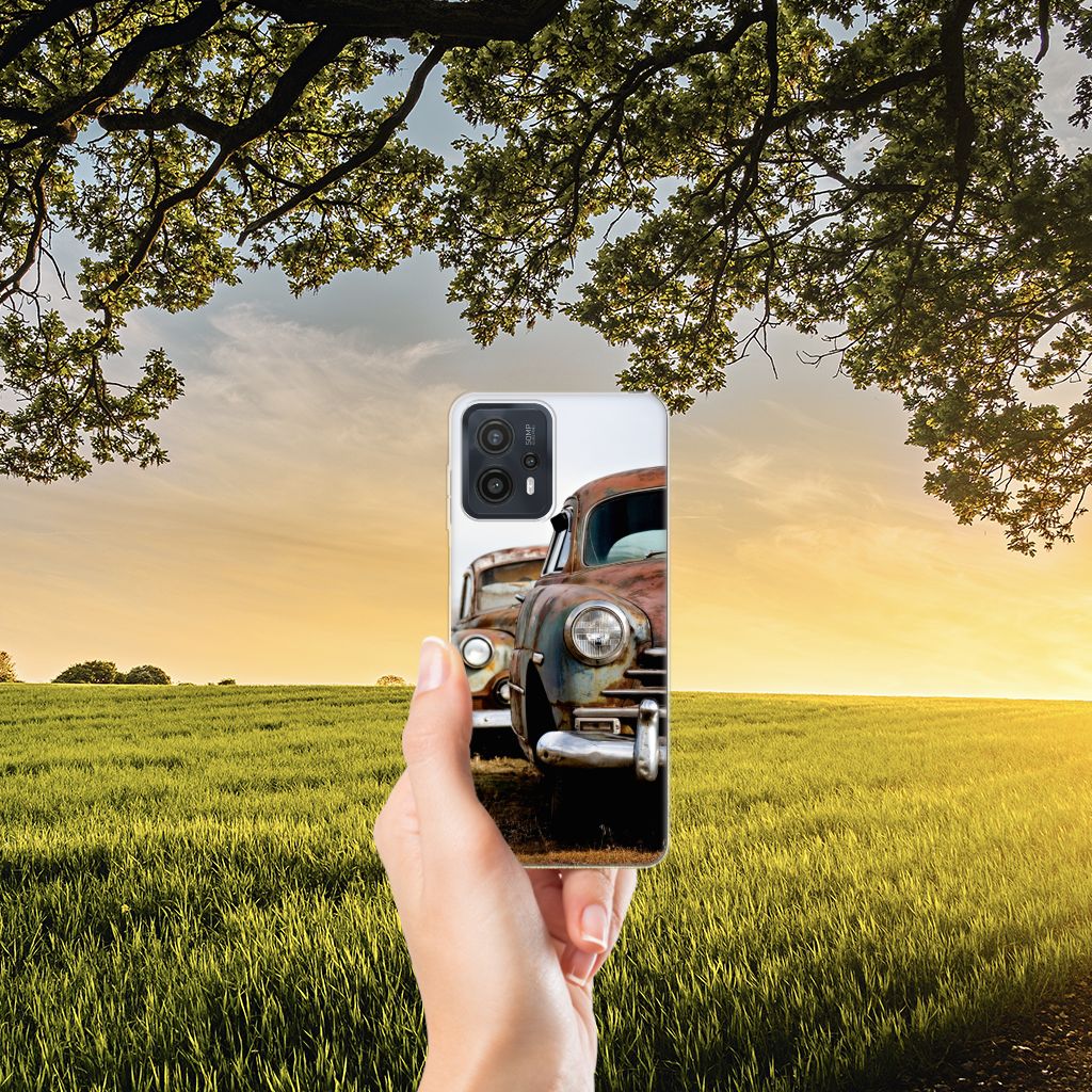 Motorola Moto G23 | G13 Siliconen Hoesje met foto Vintage Auto retro design hand grasveld