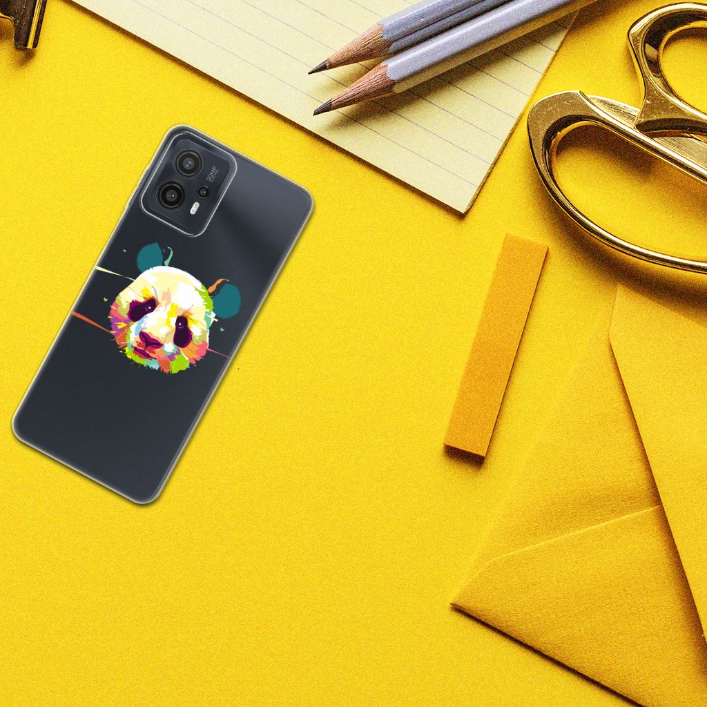 Motorola Moto G23 | G13 Telefoonhoesje met Naam Panda Color met kleurrijk panda ontwerp op geel bureau.