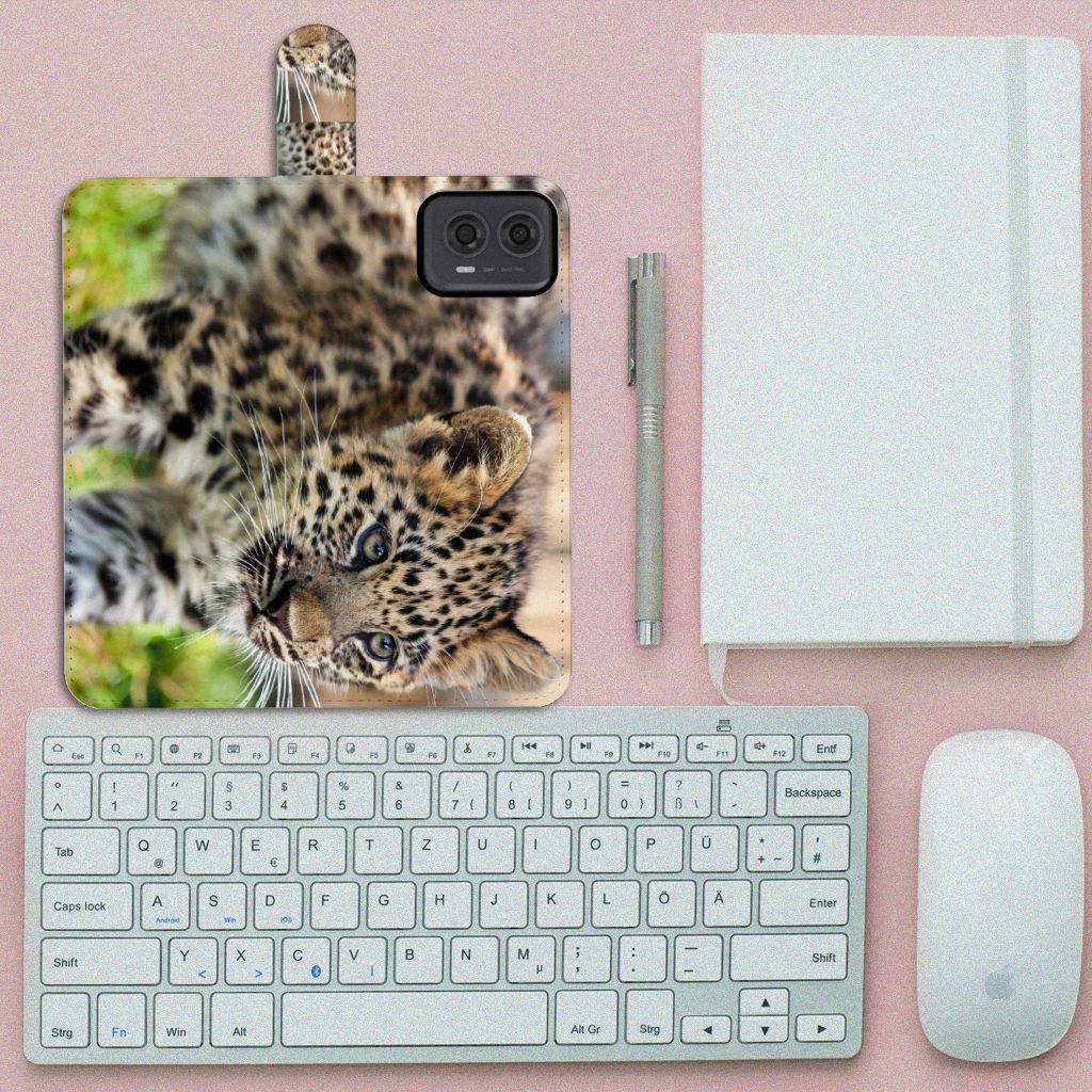 Motorola Moto G24 | G04 | G24 Power Telefoonhoesje met Pasjes Baby Luipaard welpje design bovenaanzicht