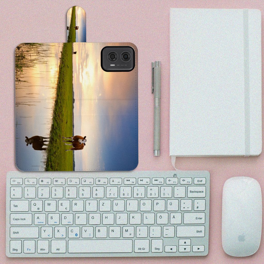 Motorola Moto G24 | G04 | G24 Power Telefoonhoesje met Pasjes Koe koeien weiland bovenzijde