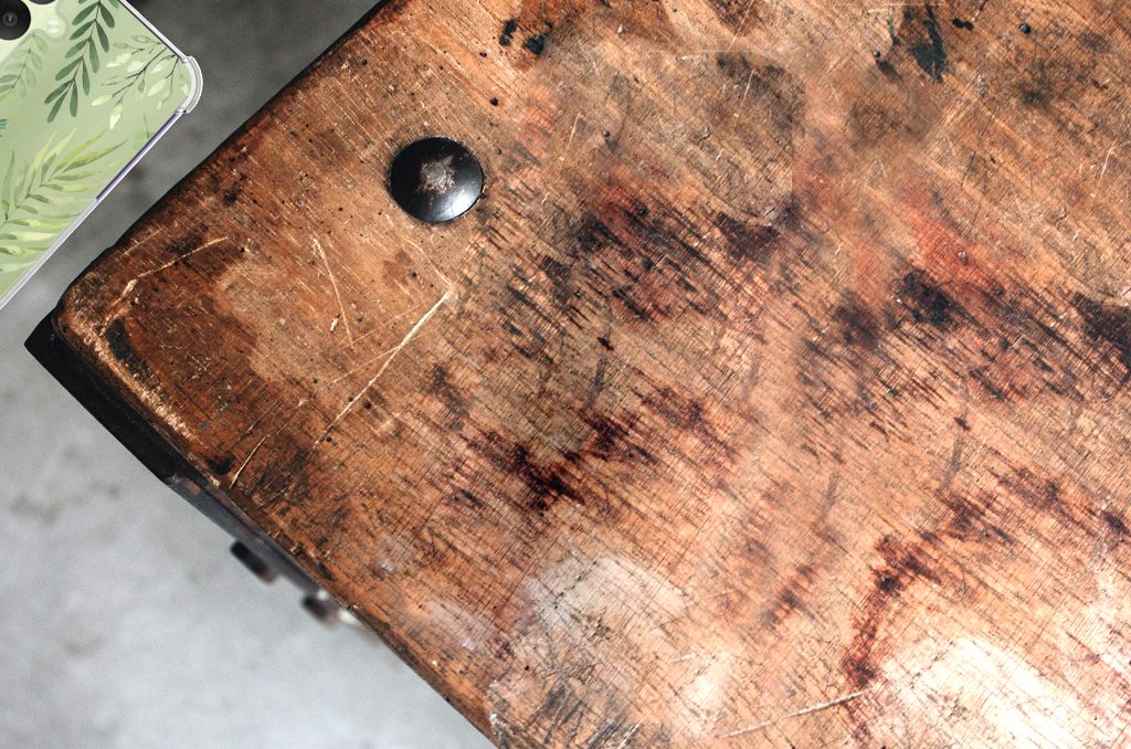 houten tafel oppervlak met schroef en smartphonehoesje
