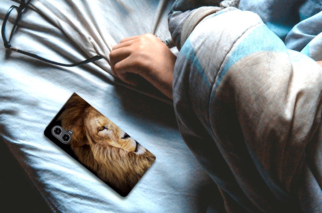 Motorola Moto G34 Hoesje maken Leeuw met krachtige leeuw afbeelding, perfect voor bescherming en uitstraling. 🦁