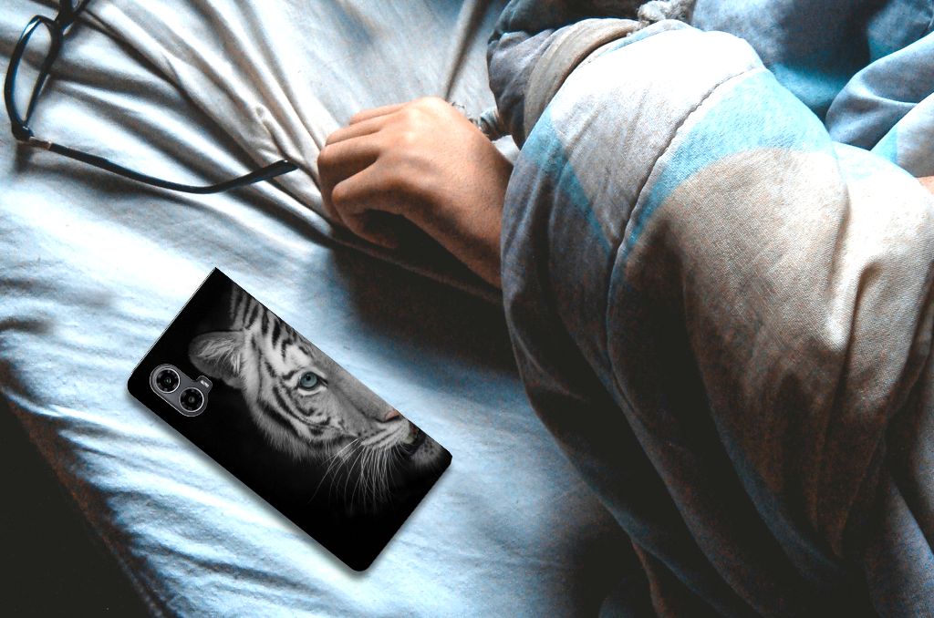 Motorola Moto G34 Hoesje maken Tijger op bed met bril, perfecte uitstraling en bescherming voor jouw smartphone.