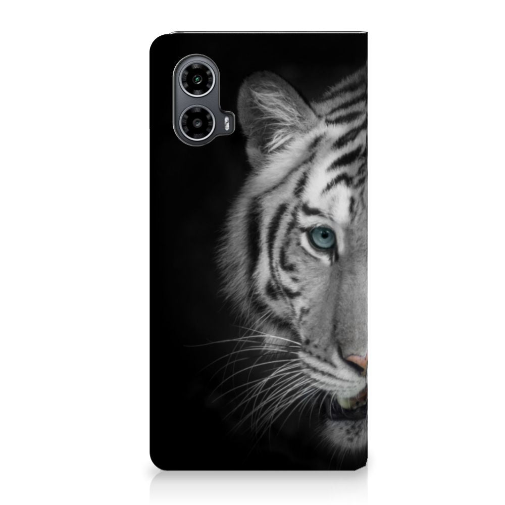 Motorola Moto G34 Hoesje maken Tijger met een majesteitelijke witte tijger 🐅 op de hoorn van de bescherming voor gebruiksgemak.