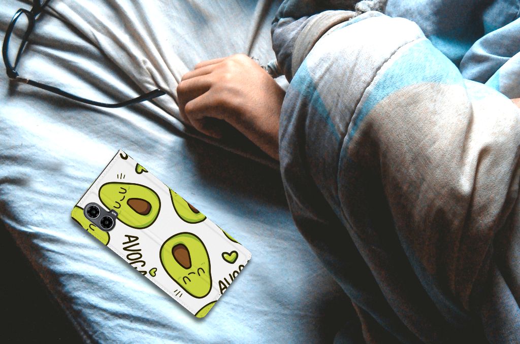 Motorola Moto G34 Magnet Case Avocado Singing  telefoonhoesje avocados  vrolijk ontwerp