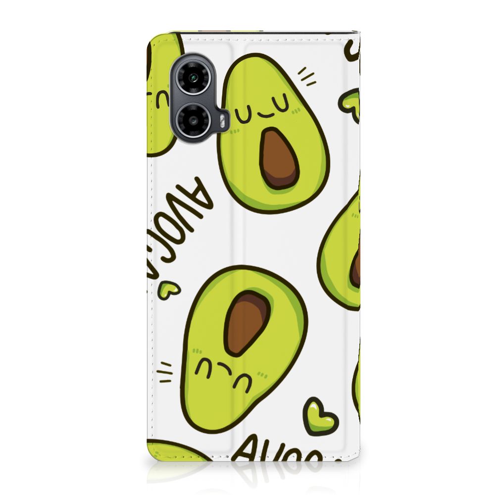 Motorola Moto G34 Magnet Case Avocado Singing voorkant schattige avocado's