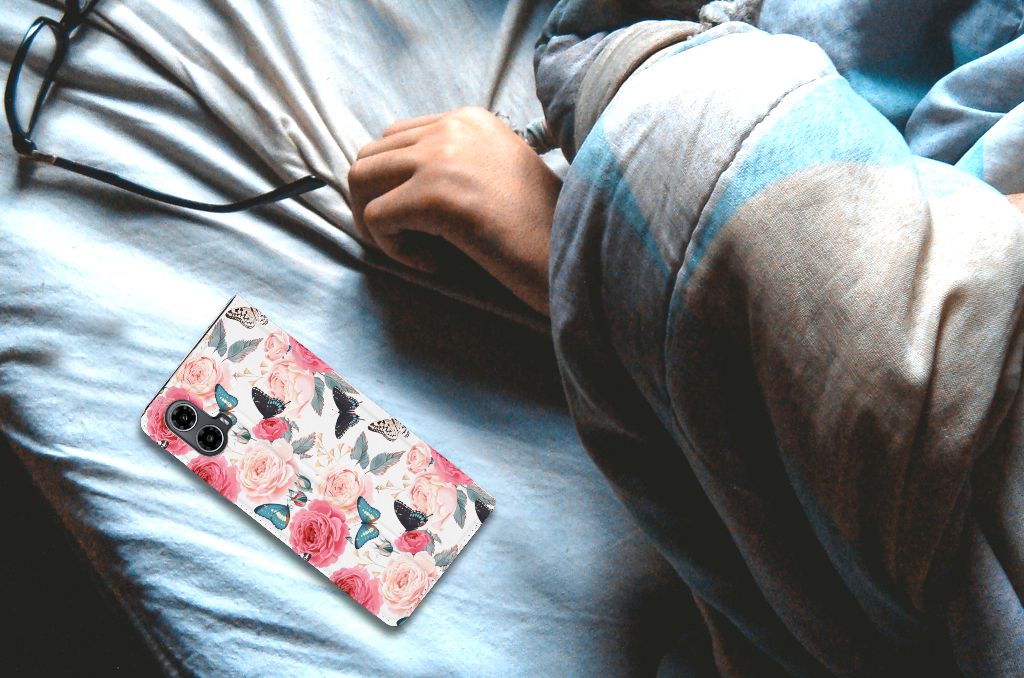 Motorola Moto G34 Smart Cover Butterfly Roses telefoonhoesje bloemen design bed