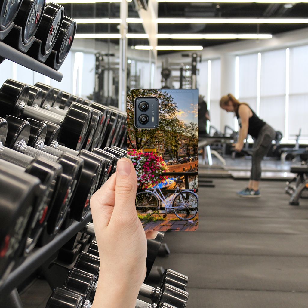 Motorola Moto G53 Book Cover Amsterdamse Grachten hand met achterzijde Amsterdamse grachten in sportschool