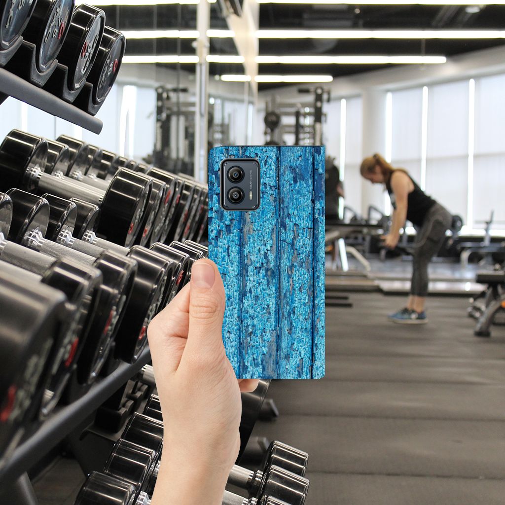 Motorola Moto G53 Book Wallet Case Wood Blue houten design achterkant in fitnessruimte