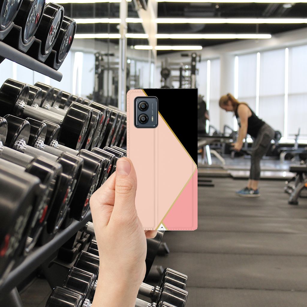 Motorola Moto G53 Stand Case Zwart Roze Vormen design handhouder sportzaal