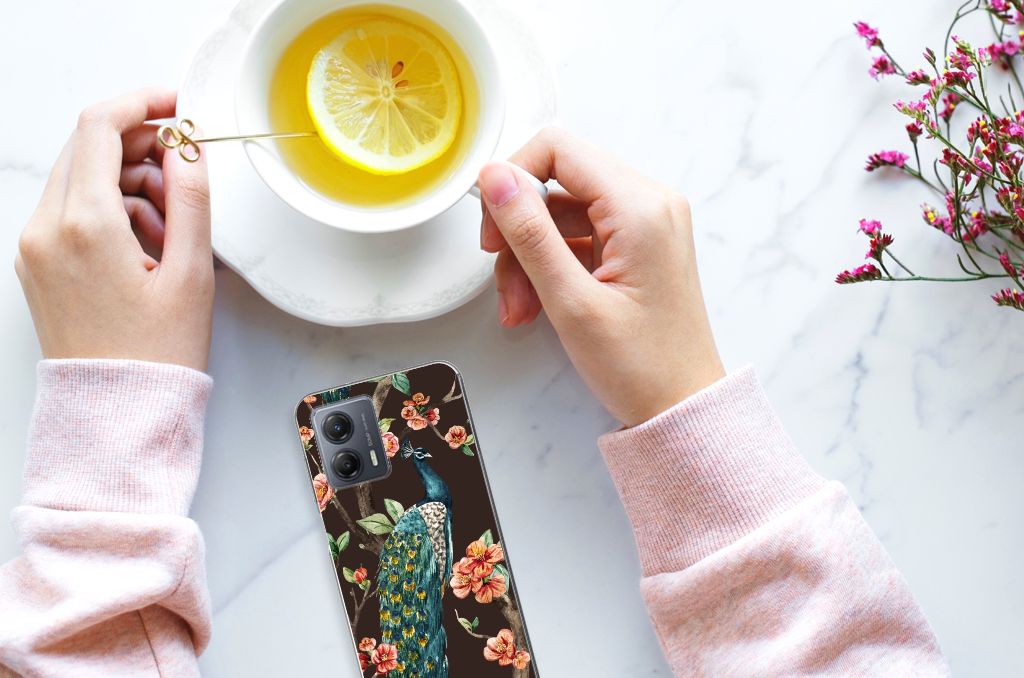 Motorola Moto G53 TPU Hoesje Pauw met Bloemen ontwerp met hand en kopje thee