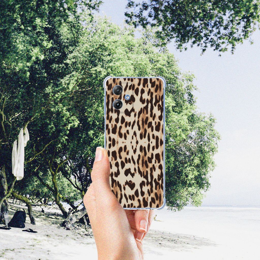 Hand met Motorola Moto G54 Case Anti-shock Leopard in een groene omgeving, perfect voor cadeau en bescherming.