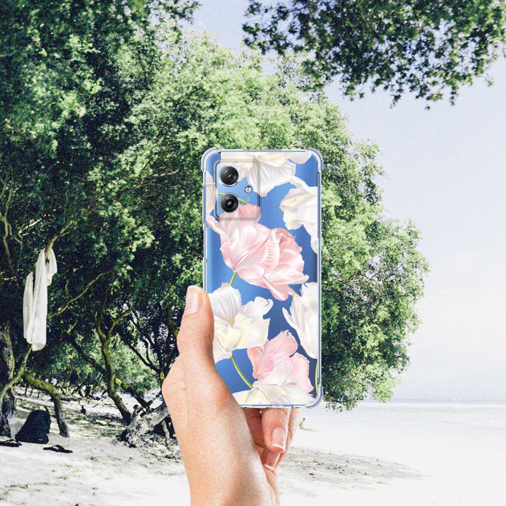 Motorola Moto G54 Case Lovely Flowers design met een tropische achtergrond voor stijl en bescherming.