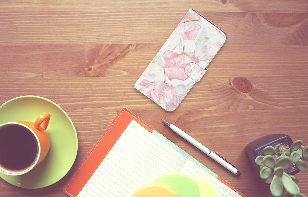 Motorola Moto G54 Hoesje Lovely Flowers op een bureau met een kopje koffie en notitieblokken.