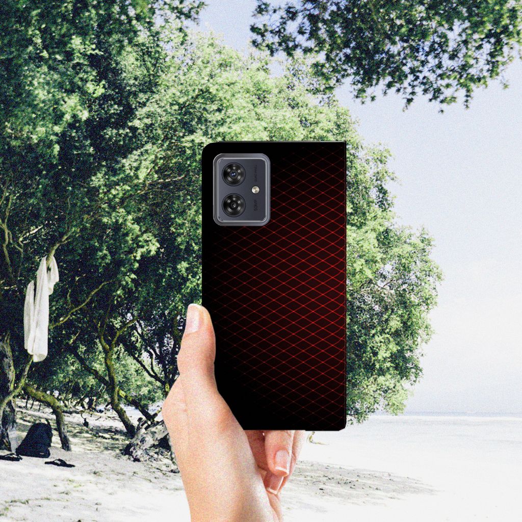 Motorola Moto G54 Hoesje met Magneet Geruit Rood hand strand achtergrond
