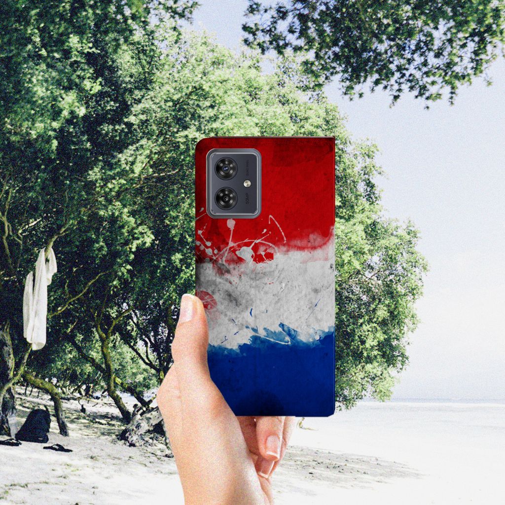 Motorola Moto G54 Standcase Nederland met Nederlandse vlag voor stijl, bescherming en gebruiksgemak.