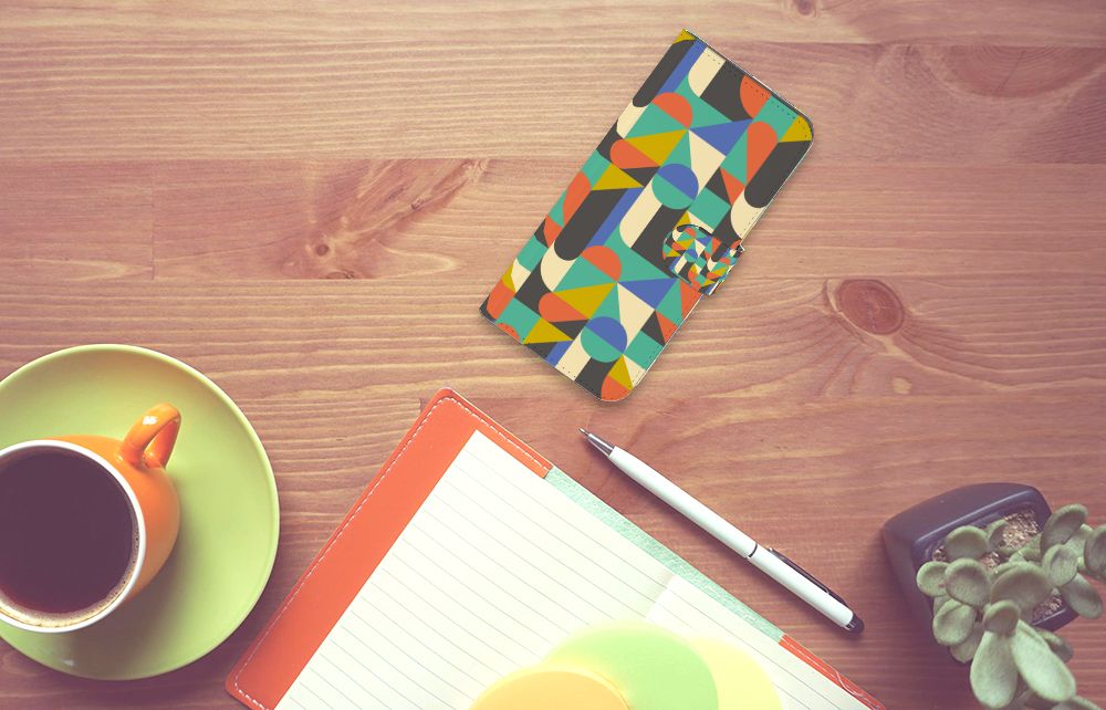 Motorola Moto G54 Telefoon Hoesje Funky Retro met artistiek design op houten tafel met een kopje koffie ☕