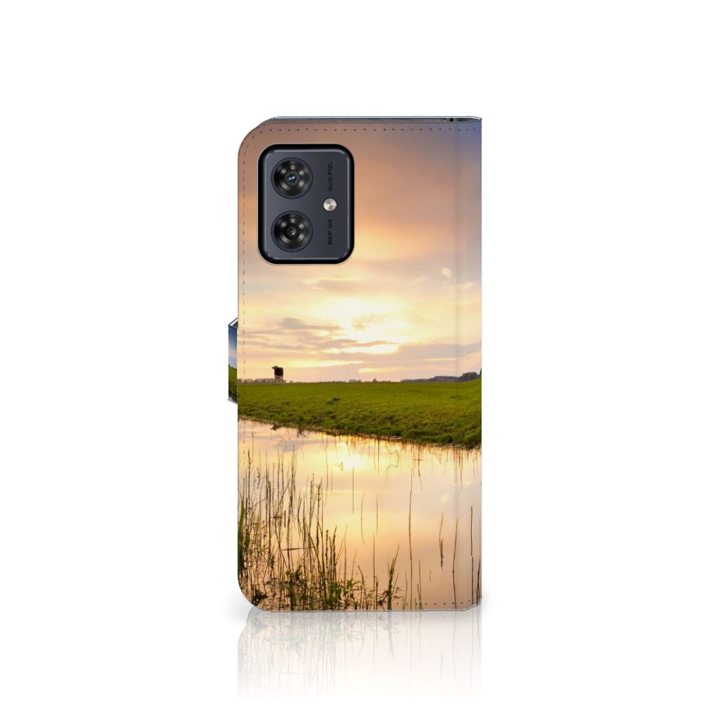 Motorola Moto G54 Telefoonhoesje met Pasjes Koe met idyllisch landschap en koe bij zonsondergang.