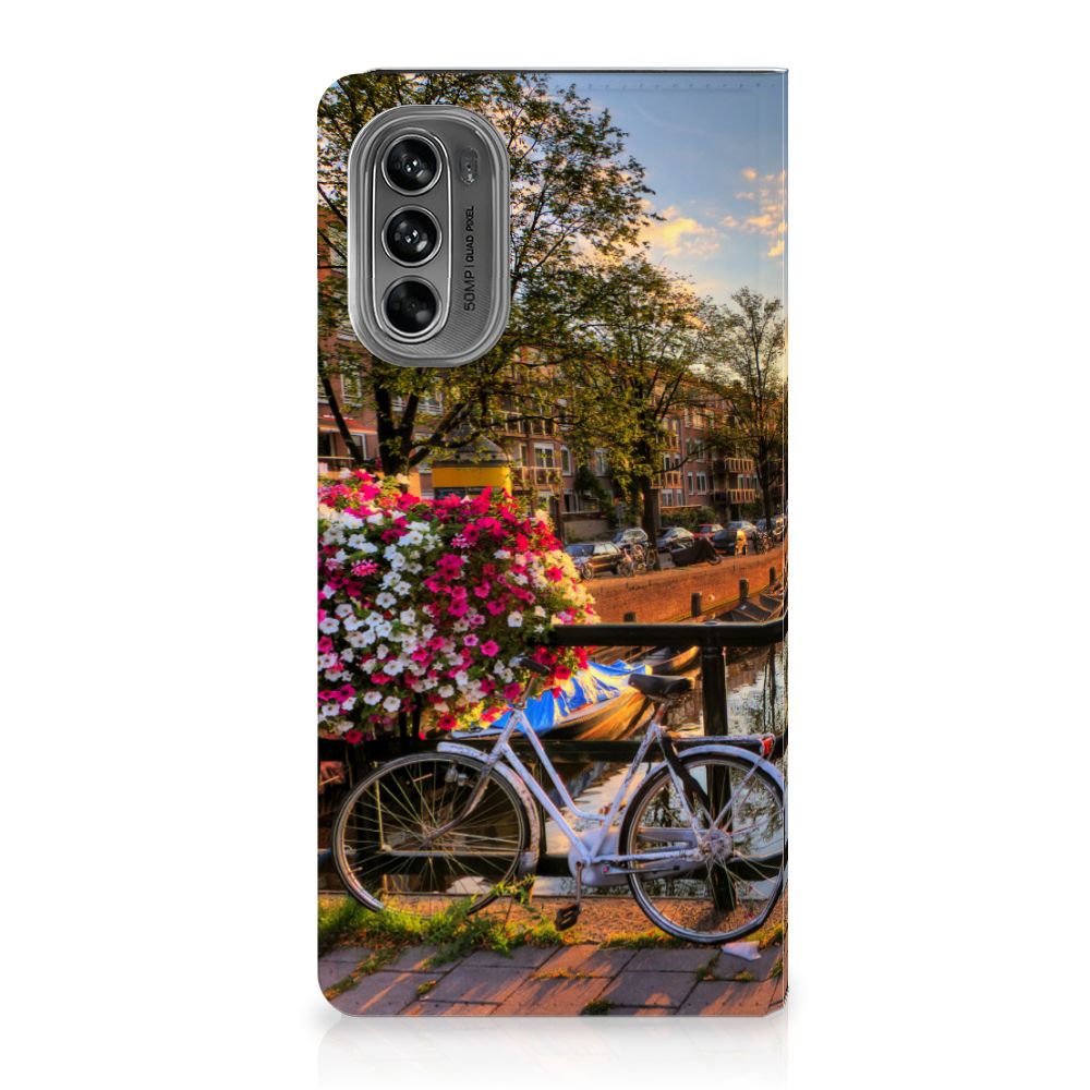 Motorola Moto G62 5G Book Cover Amsterdamse Grachten design hoesje fiets bloemen aanzicht
