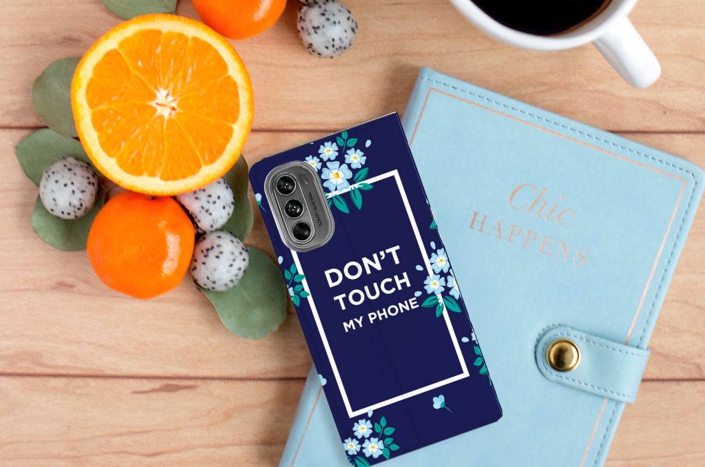 Motorola Moto G62 5G Design Case Flowers Blue DTMP met bloemen en tekst, perfect als cadeau voor gebruiksgemak.