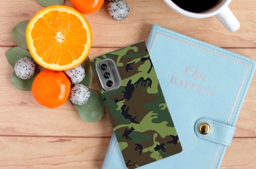 Motorola Moto G62 5G Hoesje met Magneet Army Dark camouflage design bovenaanzicht