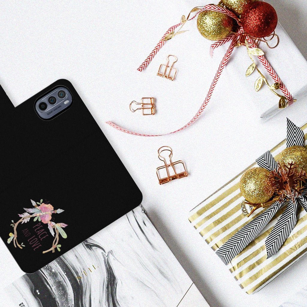 Motorola Moto G62 5G Leuk Hoesje Boho Text bovenaanzicht met geschenken en decoraties