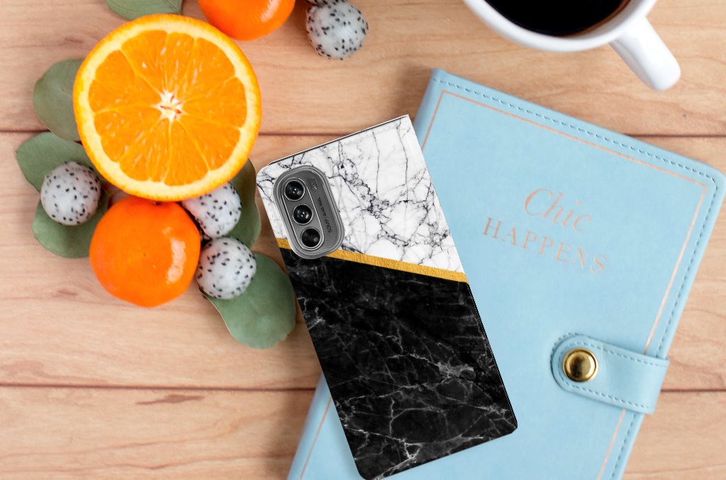 Motorola Moto G62 5G Standcase Marmer Wit Zwart - Origineel Cadeau Man met zwart-wit marmer op een houten tafel.