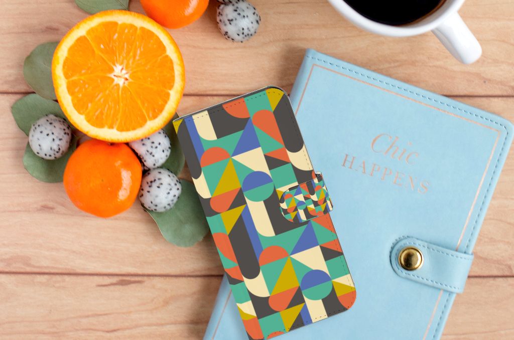 Motorola Moto G62 5G Telefoon Hoesje Funky Retro op een houten tafel met fruit en een notitieboekje.