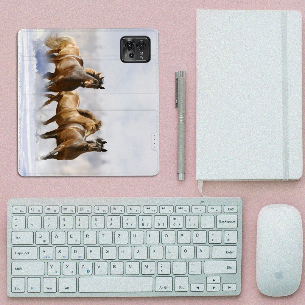 Motorola Moto G72 Hoesje maken Paarden met paardenprint op bureau met toetsenbord en notitieboek.