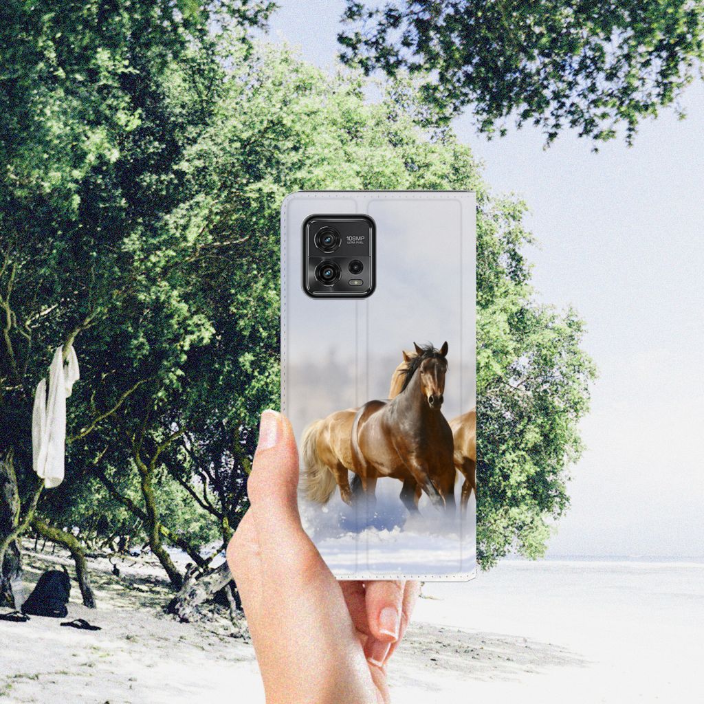 Motorola Moto G72 Hoesje maken Paarden met een afbeelding van rijdende paarden in een natuurlijke omgeving.
