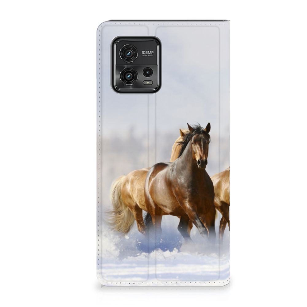 Motorola Moto G72 Hoesje maken Paarden met een afbeelding van galopperende paarden in de sneeuw.