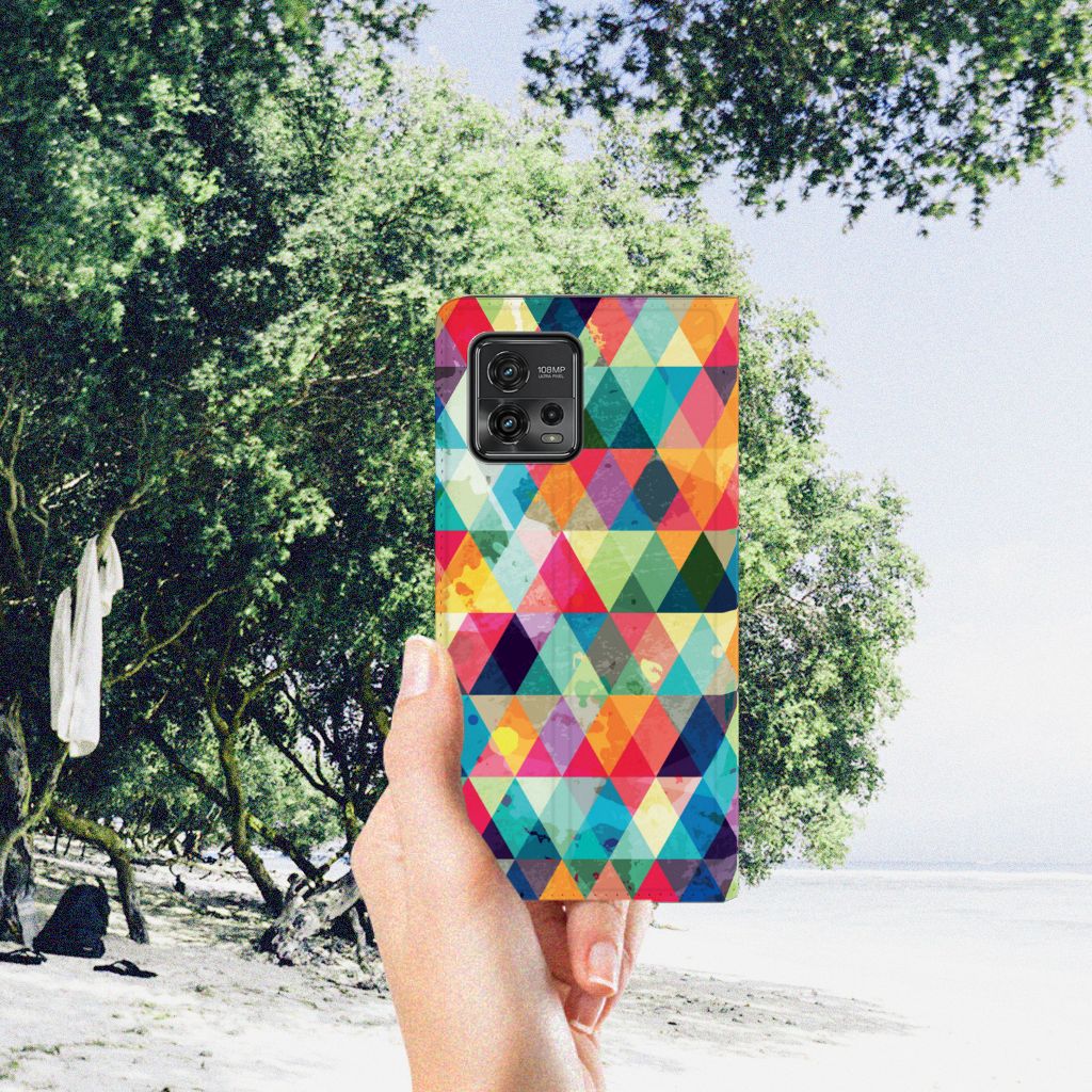 Motorola Moto G72 Hoesje met Magneet Geruit in regenboogkleuren, ideaal als cadeau 🎁 voor bescherming en stijl.