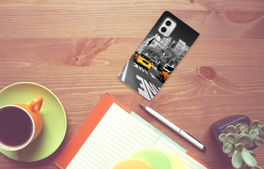 Motorola Moto G73 Book Cover New York Taxi design hoesje bovenaanzicht