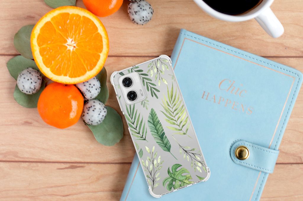 Motorola Moto G73 Case Leaves achteraanzicht met bladeren design op tafel met fruit en notitieboek.
