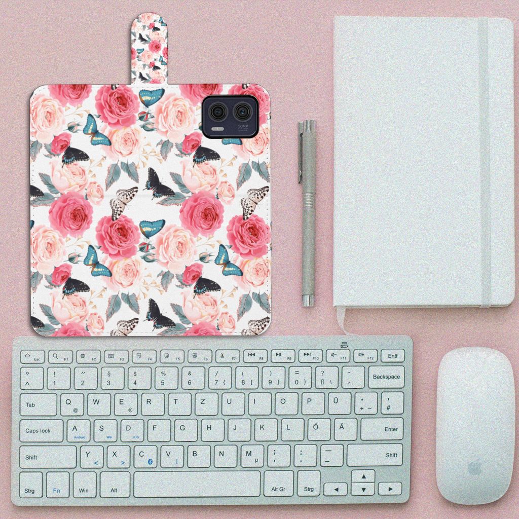 Motorola Moto G73 Hoesje Butterfly Roses telefoonhoesje met bloemen en vlinders bovenop toetsenbord notitieboek