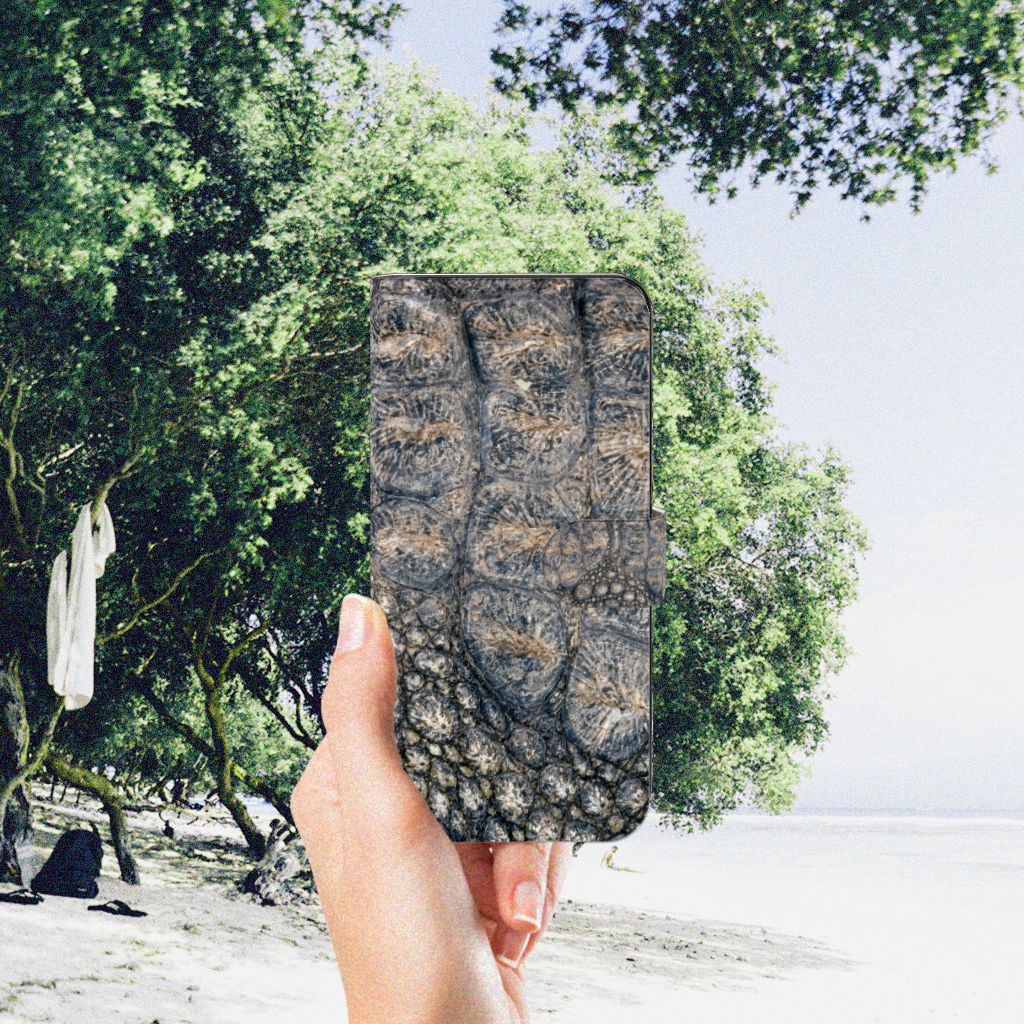 Motorola Moto G73 Telefoonhoesje met Pasjes Krokodillenprint krokodillenprint hand houden natuur