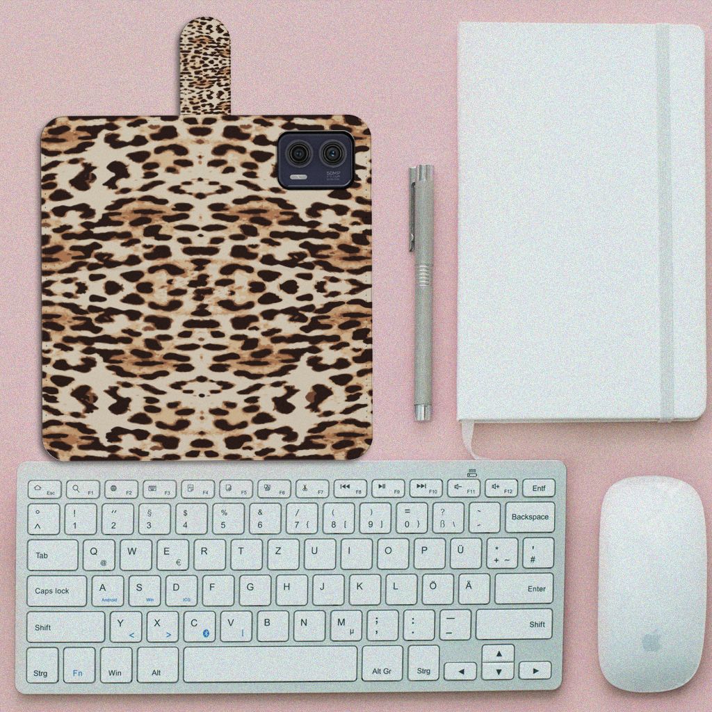 Motorola Moto G73 Telefoonhoesje met Pasjes Leopard op bureau met toetsenbord en muis.