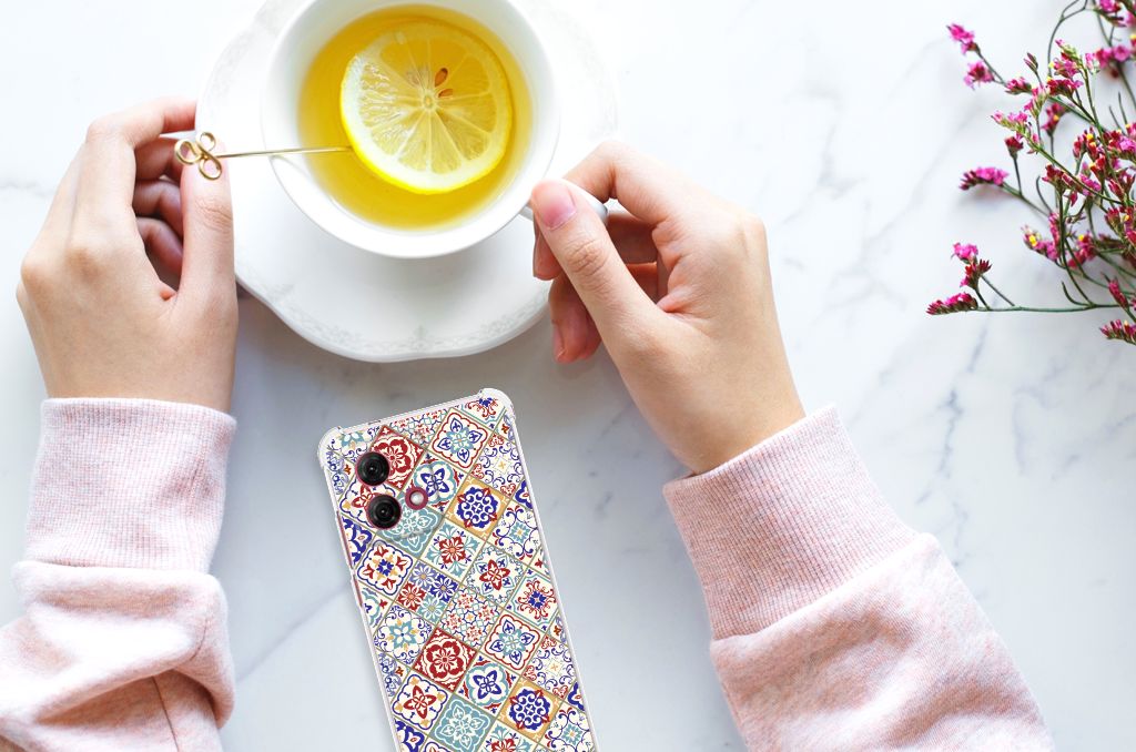 Motorola Moto G84 Anti-Shock Hoesje Tiles Color met handen en kopje thee.