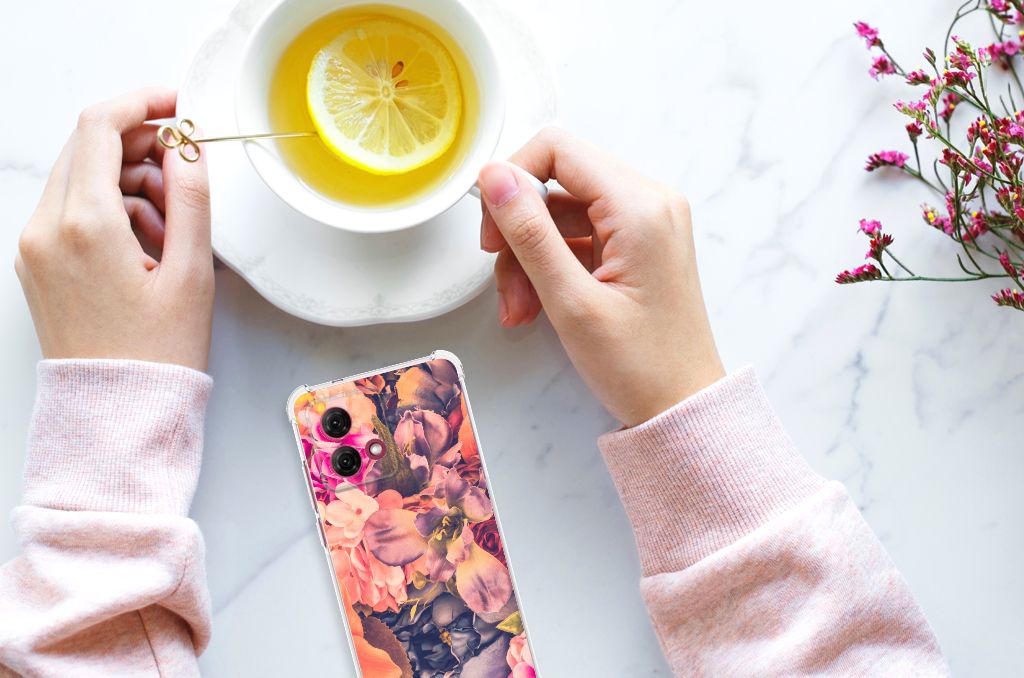 Motorola Moto G84 Case Bosje Bloemen bovenaanzicht telefoon aan hand